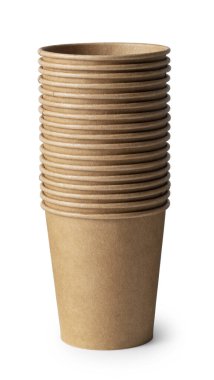 Beyaz arka planda atılmış kağıt bardaklar. Sıfır atık kavramı. 