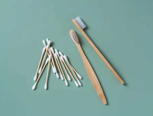 Бамбукові Зубні Щітки Ватні Тампони Встановлені Пастельно Зеленому Тлі Концепція — стокове фото