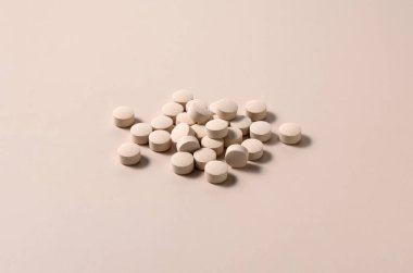 Bej arka planda bej haplar. İlaç ve takviye maddeleri kavramı.