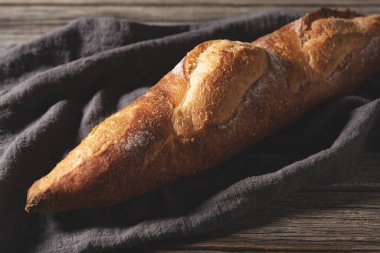 Kumaş ve baget eski ahşap bir arka plana yerleştirilmiş. Yakın plan..