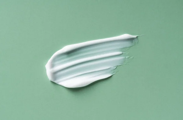 Zielony Biały Krem Kosmetyczny Zielonym Tle Kosmetyczny Tworzą Swatch Spadek — Zdjęcie stockowe