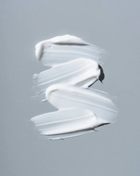 Biały Krem Kosmetyczny Szarym Tle Kosmetyczny Tworzą Swatch Spadek Płynnych — Zdjęcie stockowe