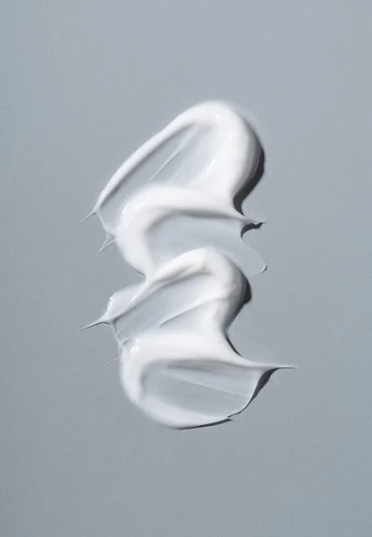 Biały Krem Kosmetyczny Szarym Tle Kosmetyczny Tworzą Swatch Spadek Płynnych — Zdjęcie stockowe