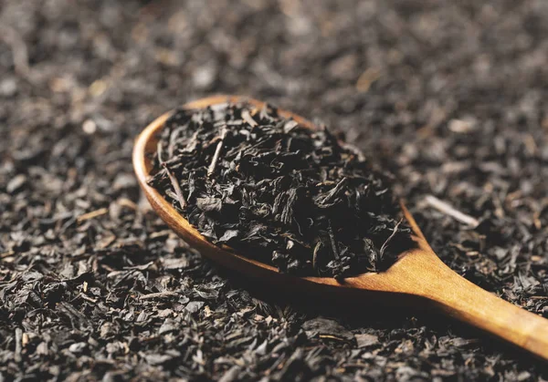 Tło Liśćmi Herbaty Drewnianą Łyżką Cały Ekran Zbliżenie — Zdjęcie stockowe