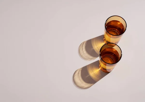 Decoratieve Stillevens Zomer Amber Glas Met Water Lange Harde Schaduwen — Stockfoto