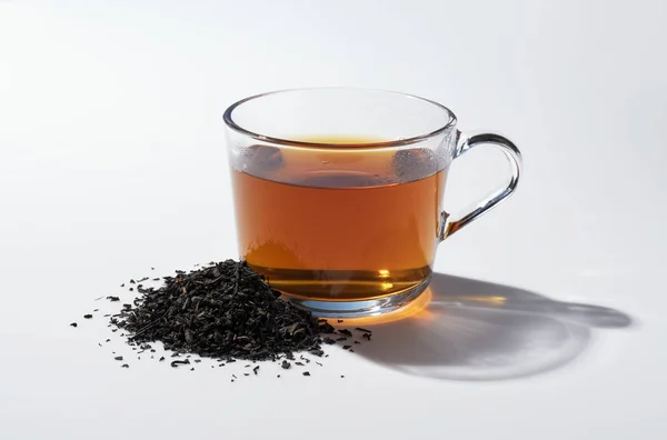 Heißer Tee Und Teeblätter Einem Glas Auf Weißem Hintergrund — Stockfoto