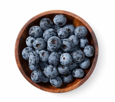 Beyaz arka planda duran ahşap bir kasede duran yabanmersini. Doğrudan yukarıdan görüntüle.