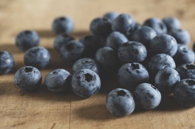 Eski ahşap bir masada yabanmersini. Yakın plan. Doku. 