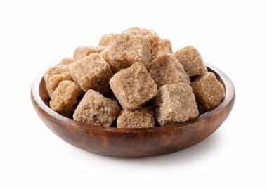 Kahverengi şeker küpleri beyaz arka planda tahta bir tabakta. Dağıtıma odaklan.