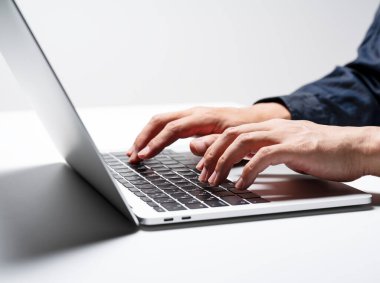 Dizüstü bilgisayar kullanan, internette arama yapan, bilgiye başvuran ya da ev ofisi olan insanlar. Bir adamın eline yakın çekim.