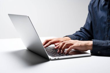 Dizüstü bilgisayar kullanan, internette arama yapan, bilgiye başvuran ya da ev ofisi olan insanlar. Bir adamın eline yakın çekim.