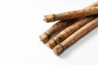 Beyaz arka plana yerleştirilmiş bir dulavrat otu. Sebze Malzeme Fotoğrafı