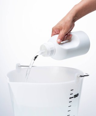 Deterjanı kovaya dök.