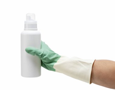 Beyaz arka planda lastik eldiven giyen erkek, elinde beyaz bir şişe tutuyor. Temizlik kavramı