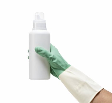 Beyaz arka planda lastik eldiven giyen erkek, elinde beyaz bir şişe tutuyor. Temizlik kavramı