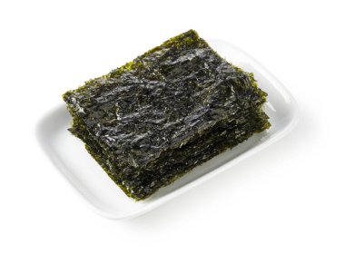 Beyaz bir arka planda duran tabakta Kore yosunu..