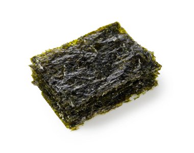 Beyaz bir arka planda yığılmış Kore yosunu. Asya yemekleri.