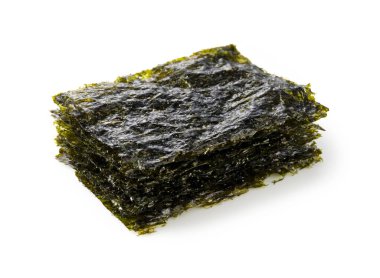 Beyaz bir arka planda yığılmış Kore yosunu. Asya yemekleri.