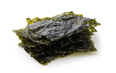 Beyaz bir arka planda yığılmış Kore yosunu. Asya yemekleri.