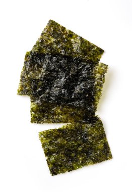 Beyaz bir arka plana yerleştirilmiş Kore yosunu. Asya yemekleri. Yukarıdan görüntüle.