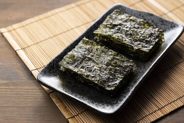 Koreanische Algen Auf Einem Teller Auf Einem Holztisch Serviert — Stockfoto