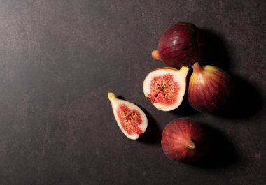 Arka planda bir sürü incir ve incir var. Yukarıdan görüntüle.