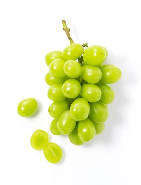 Parlak Muscat üzümleri ve beyaz arka planda Shine-Muscat üzümleri. Beyaz üzümler. Japon üzümleri. Yukarıdan görüntüle.