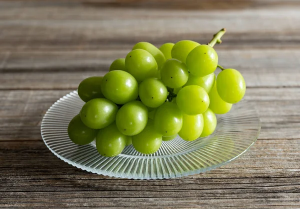 Glänzen Sie Muskatellertrauben Auf Einem Glasteller Der Vor Einem Hölzernen — Stockfoto