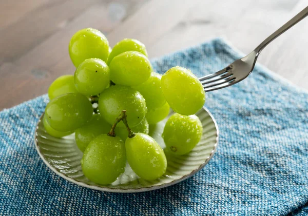 Essen Einer Gabel Shine Muscat Trauben Mit Einem Tropfen Wasser — Stockfoto