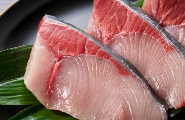 Taze Japon Sarıkuyruğu (Buri) Dar üzerinde siyah tabakta fileto