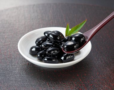 Geleneksel Japon Yeni Yıl Yemeği: Tatlandırılmış Kara soya fasulyesi (Ku