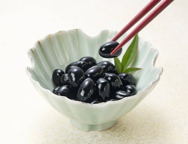 Pirzola ile Parlak Tatlandırılmış Siyah Soya (Kuromame) Alınıyor