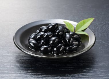 Koyu Seramik Pla üzerinde Parlak Tatlandırılmış Siyah Soya Fasulyesi (Kuromame)