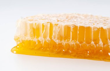 Taze Çiğ Organik Bal Tarağının Beyaz Arkaplana Damlayan Sıvı Balı Detayları