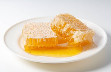 Beyaz Plaka Üzerine Damlayan Çiğ Bal ile Taze Bal Arkaplanda İzole Edilmiş