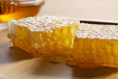 Taze Ham Bal Tarağı Bloklarının Seçici Odaklı Tahta Tabakta Yakın Çekimi