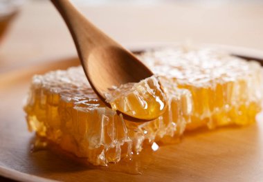 Altın Organik Bal Macro Şat Taze Bal Tarağı 'ndan Tahta Kaşıkla Kekleniyor