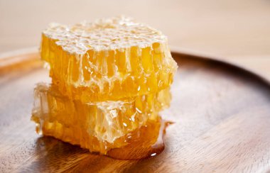 Taze Ham Bal Tarağı Bloklarının Seçici Odaklı Tahta Tabakta Yakın Çekimi