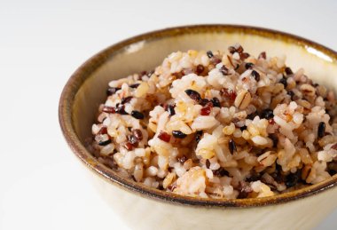 Japon karışık pirinç (Zakkoku-mai) beyaz arka planda izole edilmiş seramik bir kasede