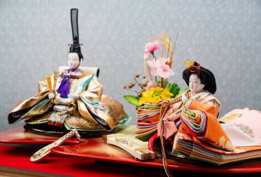 Hinamatsuri için minyatür müzik aletleri olan geleneksel Japon İmparatoru ve İmparatoriçe Hina bebekleri (Kızlar Günü))
