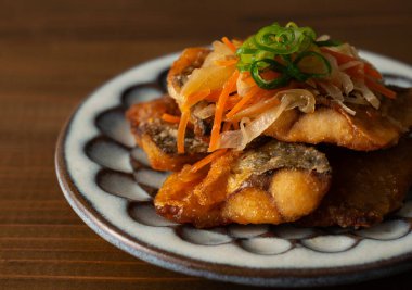 Japon usulü kızarmış uskumru salamura edilmiş tatlı ve ekşi sirke sosu, Sasa no Nanbanzuke