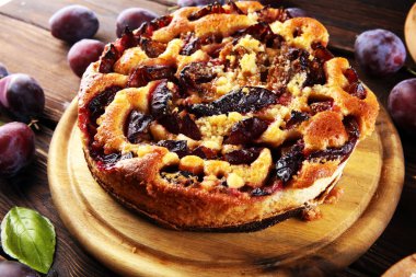 Ahşap arka planda erikli kırsal erik keki. Erik turtası konsepti