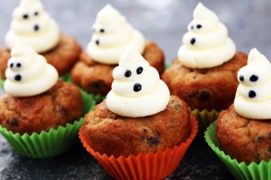 Cadılar Bayramı keki ve balkabağı. Kutlama için kekli şekerler.