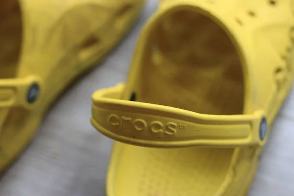 London Canada, Otober 15 2020: Editorial illustrative photo of yellow mens crocs. crocs are a fashion statement. — Stock Photo, Image