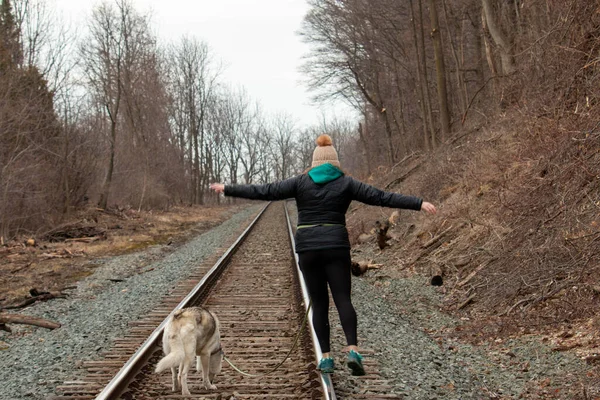 Hamilton Ontario Mart 2020 Köpeğiyle Tren Raylarında Yürüyen Bir Kadının — Stok fotoğraf