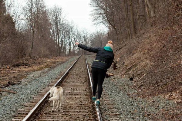 Hamilton Ontario Mart 2020 Köpeğiyle Tren Raylarında Yürüyen Bir Kadının — Stok fotoğraf