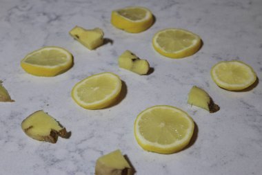 Limon ve zencefil sıraya dizilmiş. Yüksek kalite fotoğraf