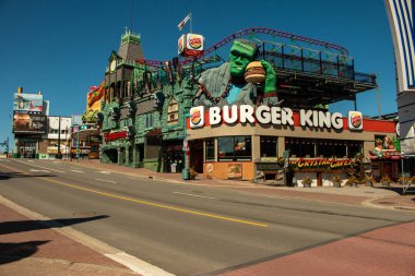 Niagara Şelalesi Kanada, Nisan 01 2020: Coronavirus sırasında şehir merkezinin hiç turist göstermediği editör fotoğrafı. Yüksek kalite fotoğraf