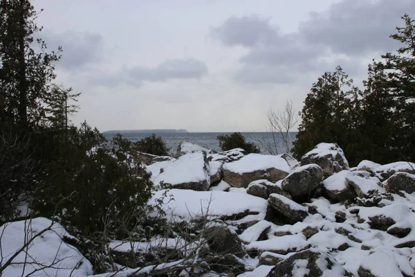 Βραχώδεις Σχηματισμοί Κατά Διάρκεια Της Χειμερινής Περιόδου Κατά Μήκος Του — Φωτογραφία Αρχείου