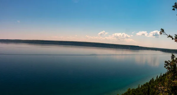 湖景秀丽的碧水映衬 高质量的照片 — 图库照片